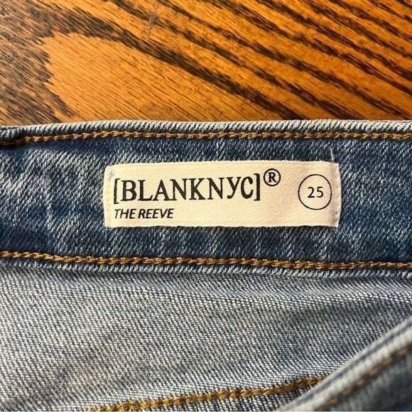 BLANK NYC The Reeve Short in Medium Wash Size 25 Distressed High Rise Cut Offs - Picture 10 of 13